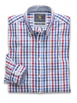 Rouge et chemise en coton bleue de contrle