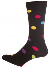 Noir avec les chaussettes colores de taches